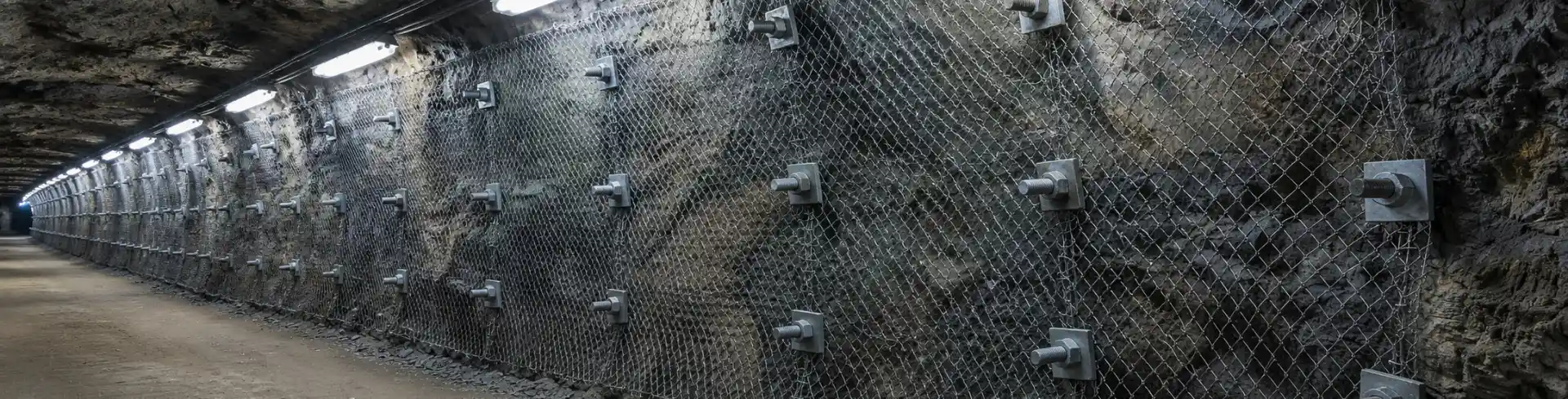 túnel con malla anclada a los muros